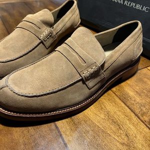 New never worn in box mens BananaRepublic 11.5 brownish / tan slip on loafers